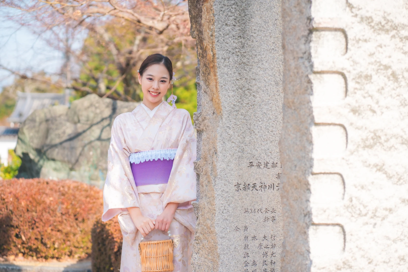 京都の街で着物を楽しむ女性