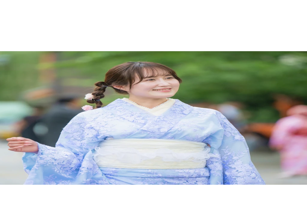 青い着物で散策する女性