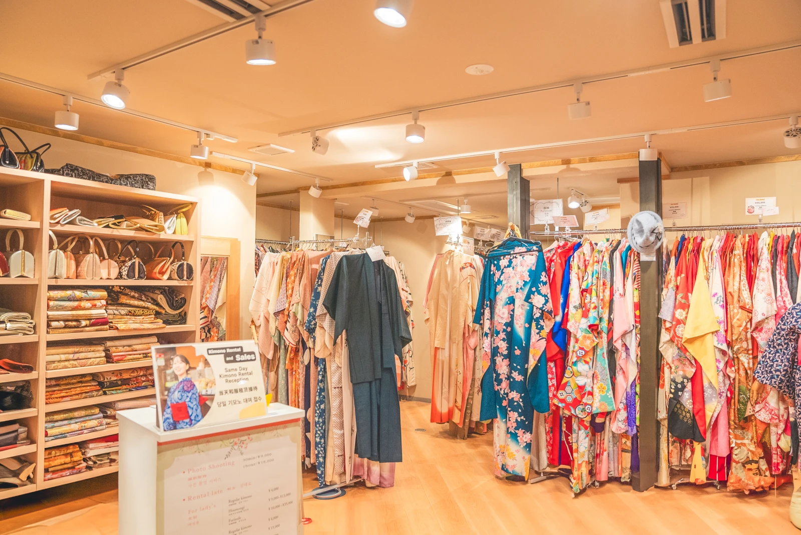 店舗内の着物ラインナップ