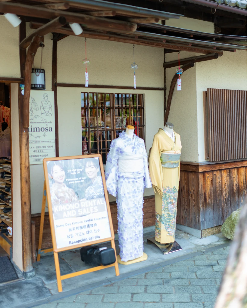 店頭に並ぶ着物と案内看板