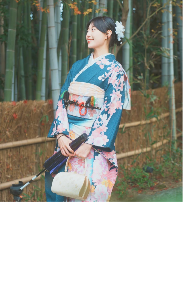 青い振袖の女性