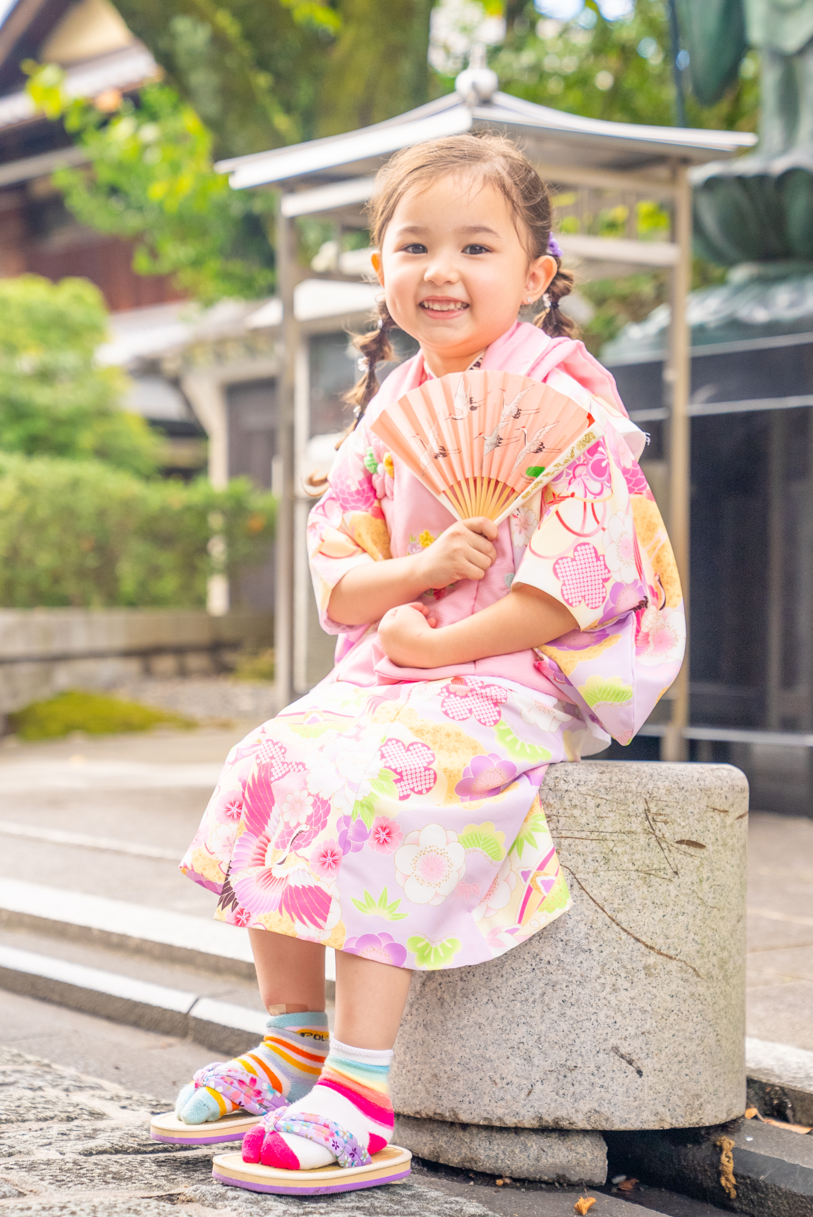 ピンクの着物と扇子を持つ女の子