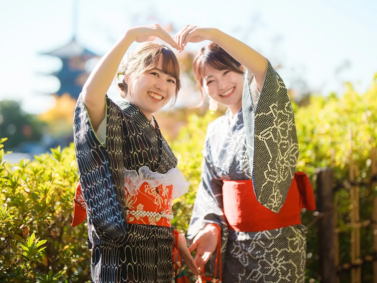 着物姿でハートを作る友人同士