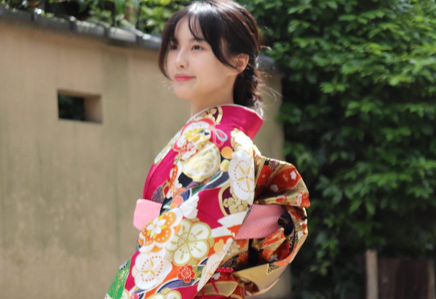 振袖 振袖は、日本の伝統的な女性の着物で、成人式や結婚式など特別な