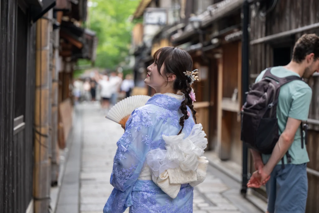 流行の「淡色女子」は石畳に映える。高台寺・石塀小路で叶える、ノスタルジックな着物女子旅