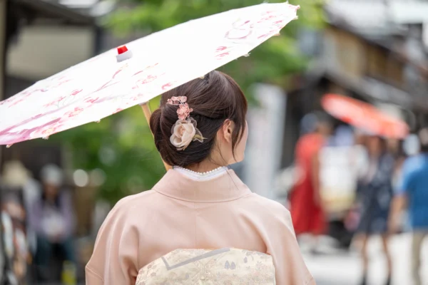 【2026年最新】京都で今一番可愛い着物スタイルは？ミモザ流「アンティーク×ニュアンスヘア」の作り方